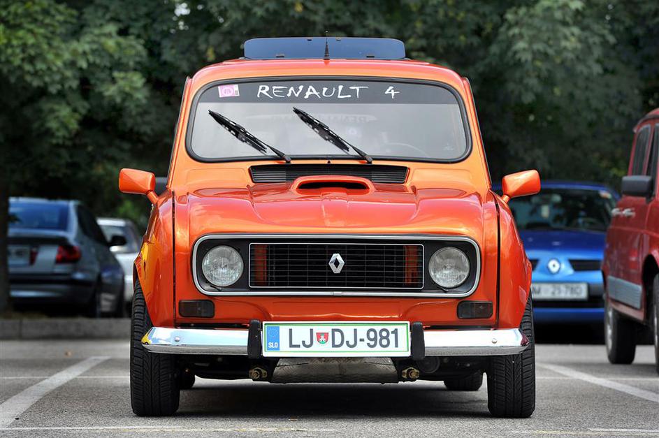 Karavana renaultov 4 v Revozu v Novem mestu.