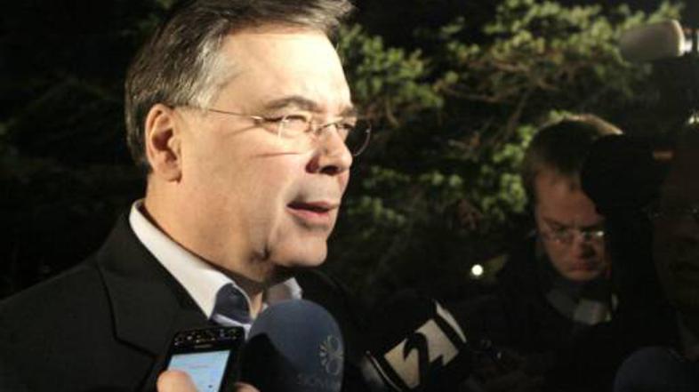Islandski premier Geir Haarde je sporočil novico o predčasnem koncu vlade.