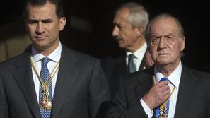 Španski kralj Juan Carlos in kronski princ Felipe na vojaški paradi, 27. decembr