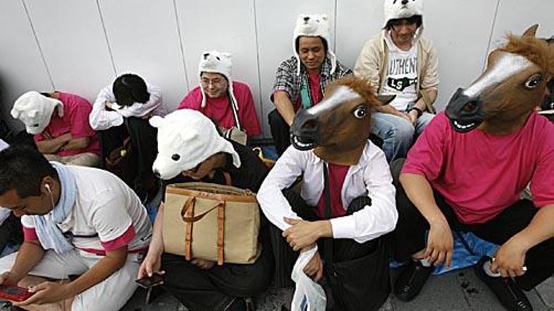 Takole so kupci čakali na odprtje Applove trgovine v Tokiu, medtem ko so si neka