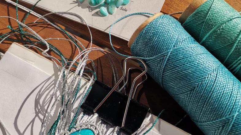 Izdelovanje makrame nakita vrvive na mizi