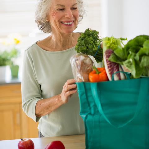 nakup vrečka starejša gospa