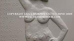 V novi reviji slepe zapeljuje disko plesalka. 