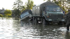 Tudi vojaški tovornjak je imel težave. 