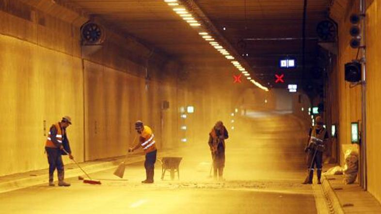 Predor Šentvid je bil dve uri po odprtju že zaprt. (Foto: BOBO)