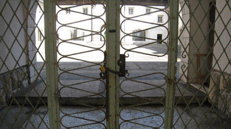 Zaklenjeno. Blejska Pristava bo propadala še nekaj let.