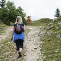 Pohodnica z nahrbtnikom hodi po planinski poti v slovenskih gorah med vzponom proti Triglavu.