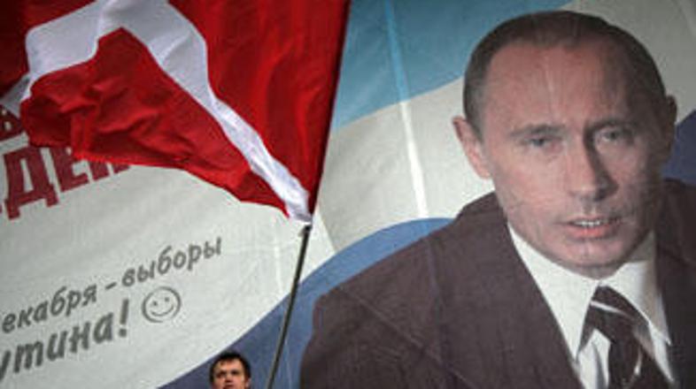 Aktivisti skupine Naši so praznovali Putinov rojstni dan.