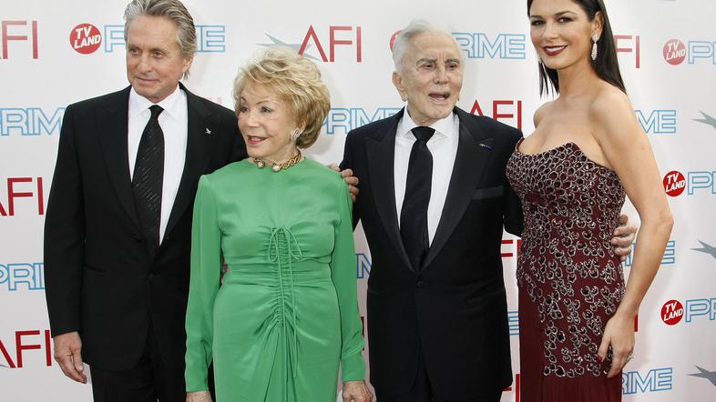 Michael v družbi matere Diane, očeta Kirka in žene Catherine. (Foto: Flynet)