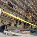 Zaradi del na Muzejskem trgu in obnove fasad blokov ob njem ima težave pri parki