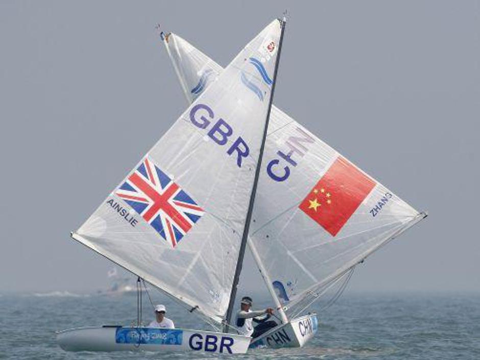 Britanec Ben Ainslie je po prvem tekmovalnem dnevu na tretjem mestu. | Avtor: Žurnal24 main