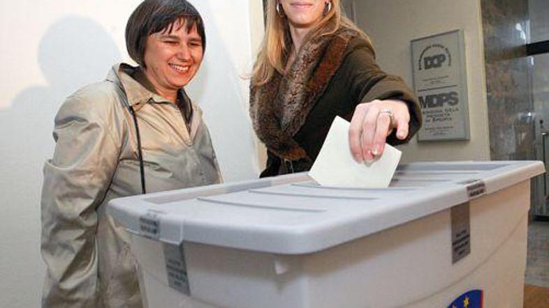 Meta Peterle (na sliki ob svoji mami Branki) pravi, da je oče vsestranski sogovo