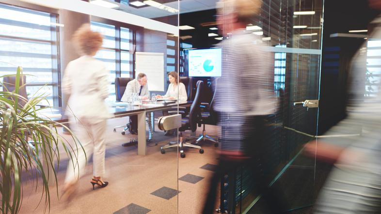 Sodelavci v pisarni med delom