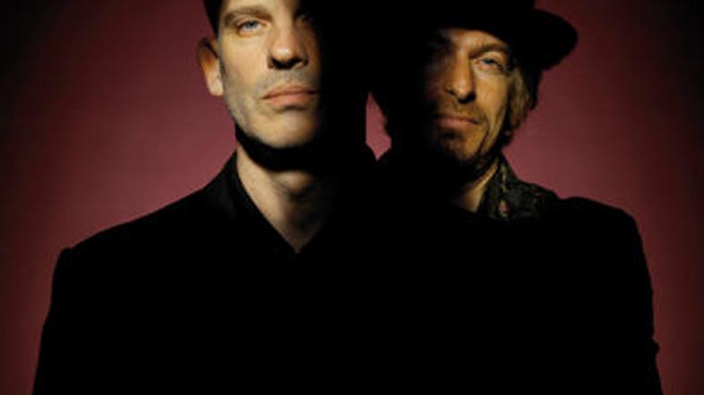 Legendarni duo Coldcut sestavljata angleška didžeja Matt Black in Johnathan More