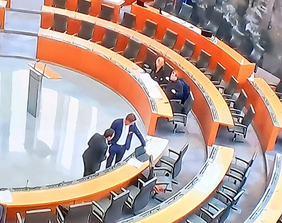 Fotografiranje mize in računalnika poslanke Sukić