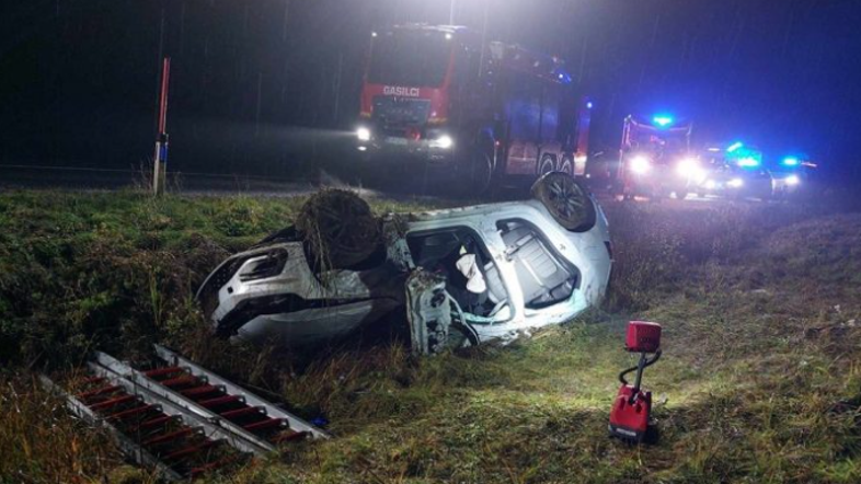 Prometna nesreča, avto v jarku, Zalog pod Sveto Trojico