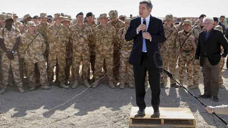 Premierju Gordonu Brownu najbrž ni po volji, da se njegovi vojaki "na veliko zad