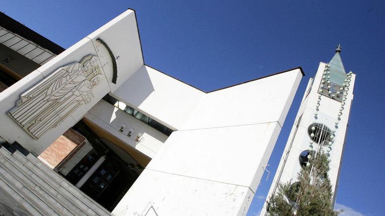 Župnik iz vaške cerkve, ki dogodka uradno ni želel komentirati, je ravnateljico 