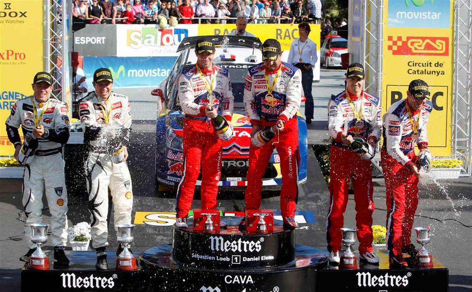 Loeb je takole proslavil še osmo zmago v sezoni. (Foto: EPA)