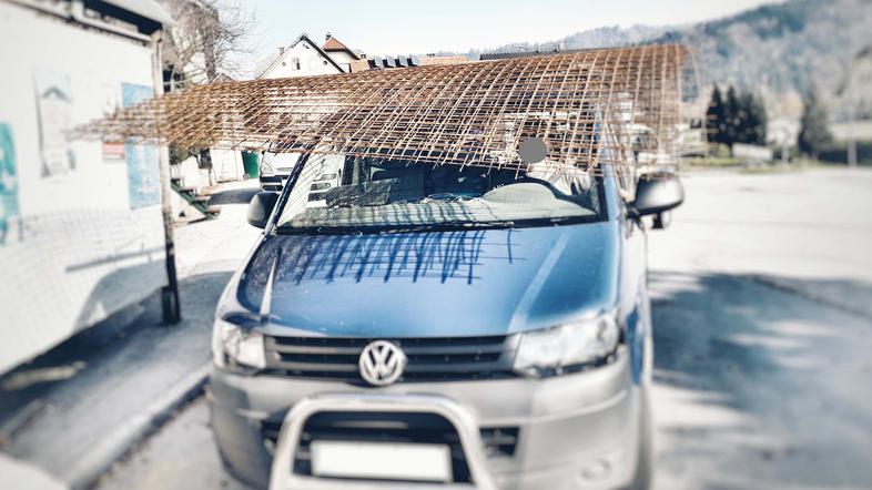Nevarni tovor na strehi