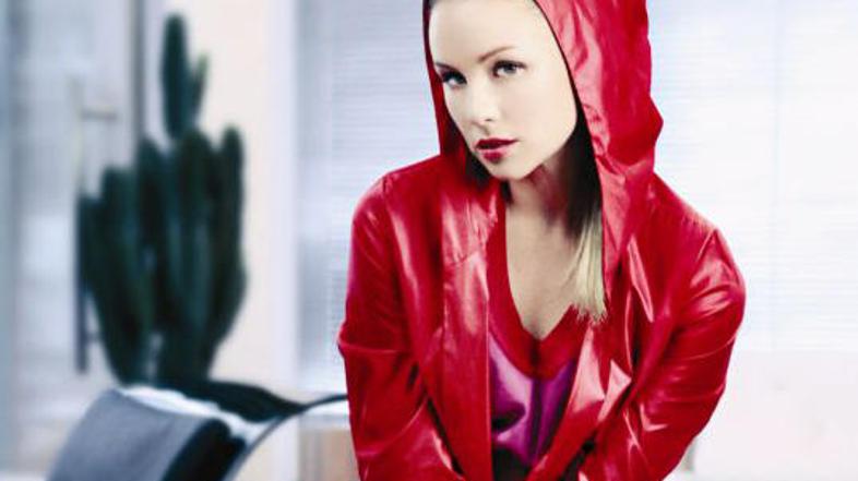 Ličenje: Saša Godejša, stilistka: Metka Reberšak. Iva nosi oblačila in obutev Cl