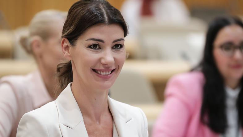 Novice: "Po dveh letih vladanja z odloki je to nujno."Dominika Švarc Pipan