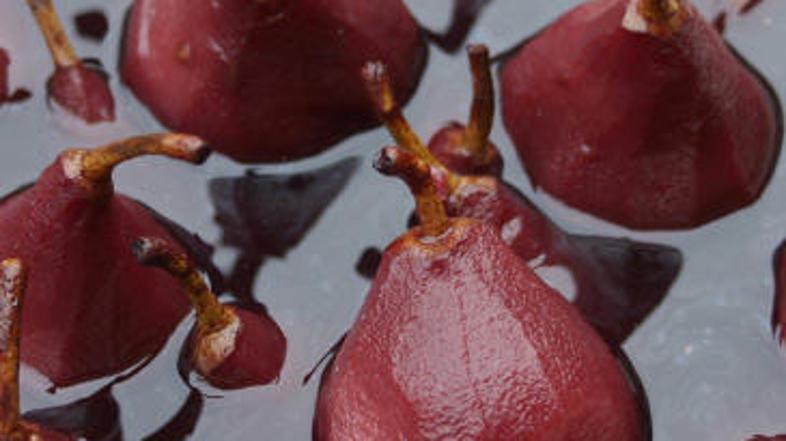 Hruške v vinu so zanimivo nadomestilo navadnemu kompotu.