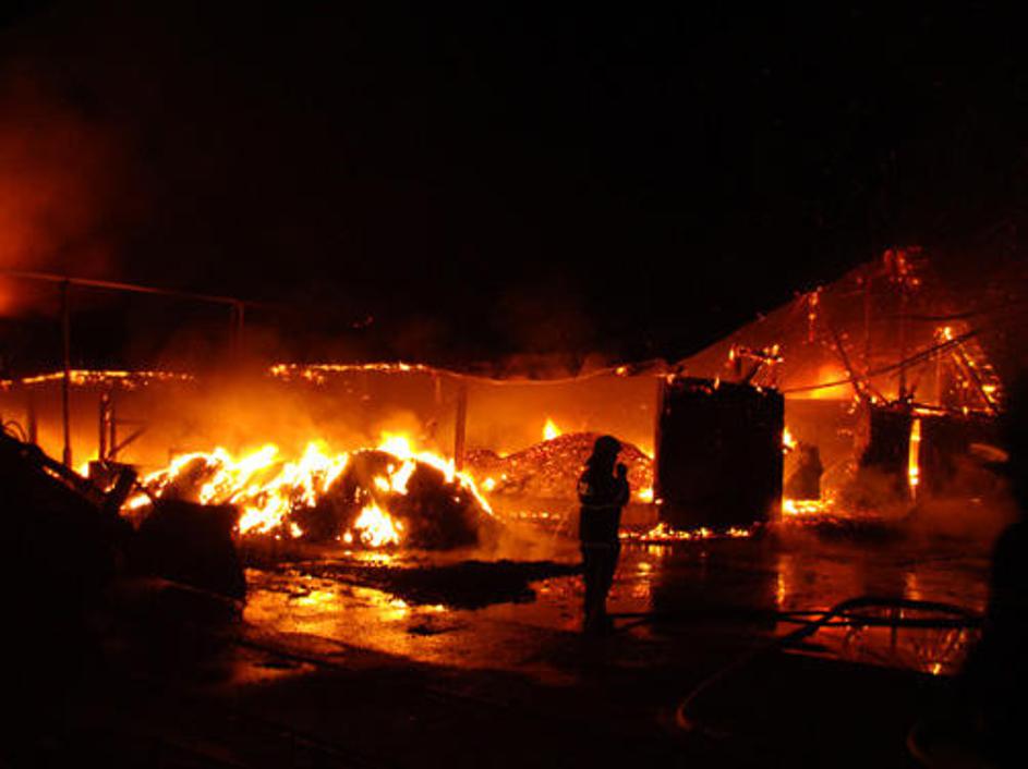 V nekdanji tovarni dušika v Rušah so zagorele odpadne pnevmatike.