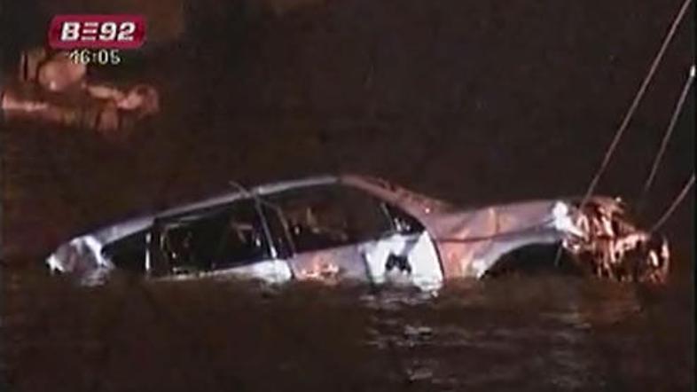 Vozilo so iz kanala potegnili včeraj okoli četrte ure zjutraj.