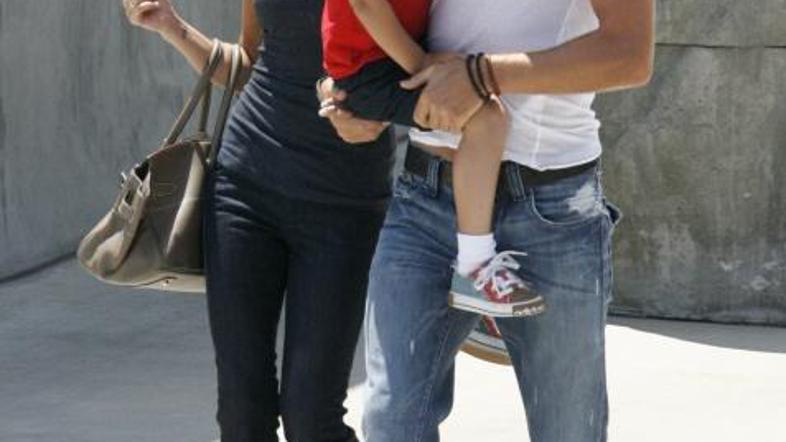 Družina je le prispela do letališča.