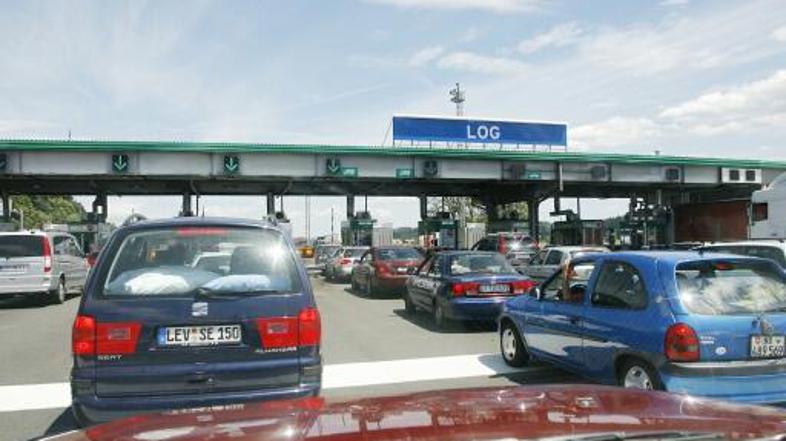 Pred cestninsko postajo Log na Brezovici je včeraj prihajalo do daljših zastojev