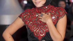 Divja pevka, ki je spila veliko alkohola in pokadila ogromno cigaret, je že spre