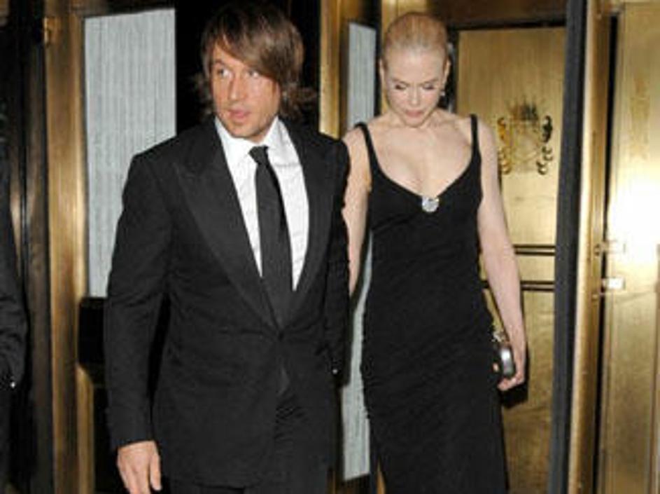 Nicole je blestela v elegantni črni obleki.