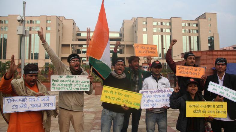 Sojenje peterici za posilstvo