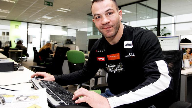 Dejan Zavec se zelo dobro znajde tudi za računalniško tipkovnico. (Foto: Boštjan