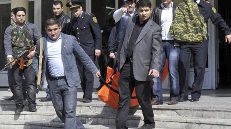 Pod streli je umrlo najmanj 13 ljudi, še okoli 15 jih je ranjenih.