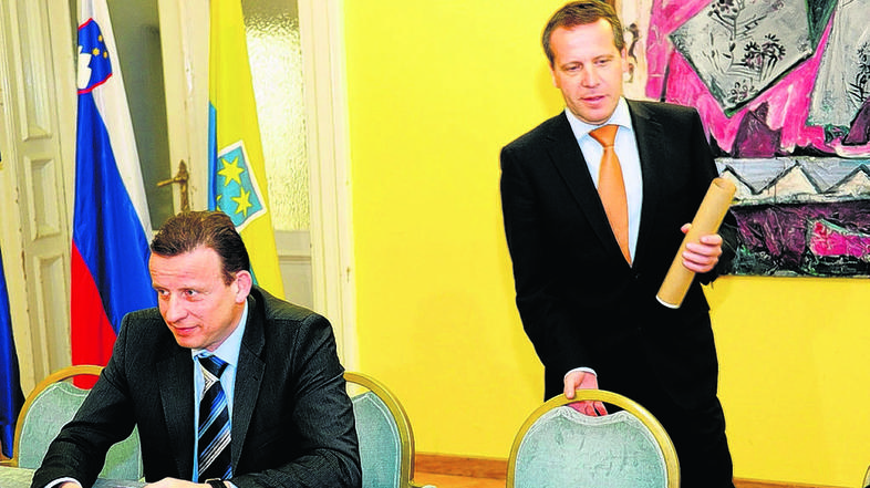 Čeprav celjski mestni svetniki opozarjajo župana Bojana Šrota na prekomerno zado