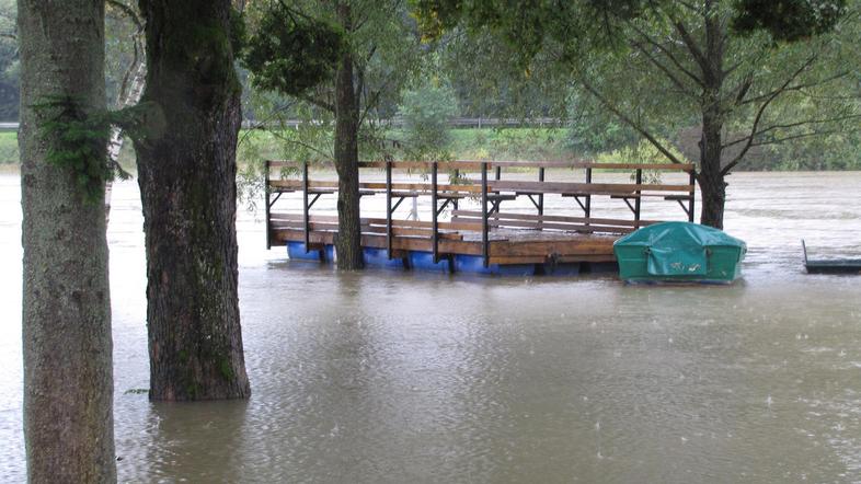 Podivjana Krka je v Žužemberku povzročila za 35 tisoč evrov škode na objektih in