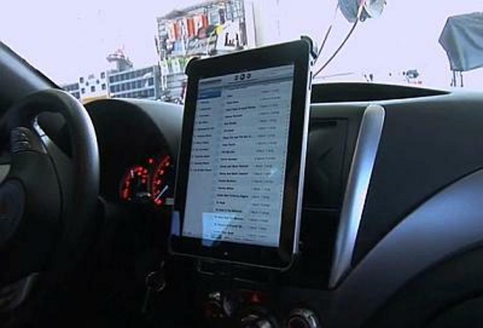iPad v avtomobilu. (Foto: YouTube)