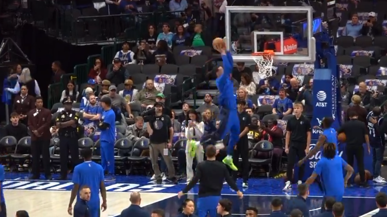 Luka Dončić in Dwight Powell