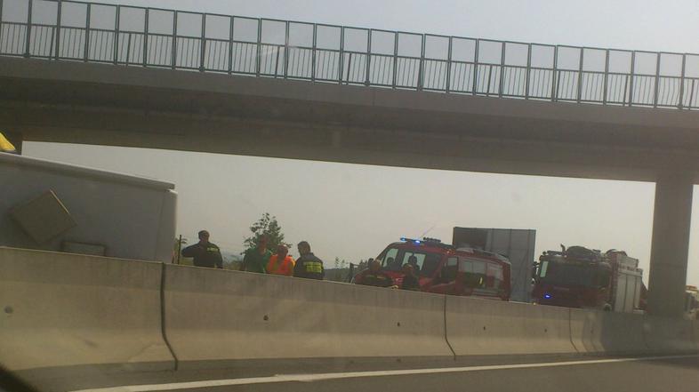 Prevrnjen avtodom na dolenjski avtocesti.