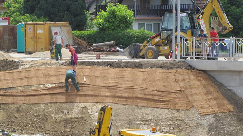 Novi nadvoz bo nadomestil stari most pri vodovodnem stolpu, ki so ga zaradi dotr