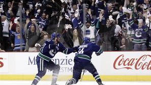 Alex Burrows in Daniel Sedin po odločilnem zadetku v podaljšku. (Foto: EPA)