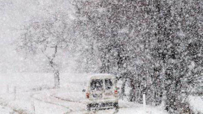 V dopoldanskih urah je ponekod po državi rahlo snežilo, vendar sneg ni povzročal