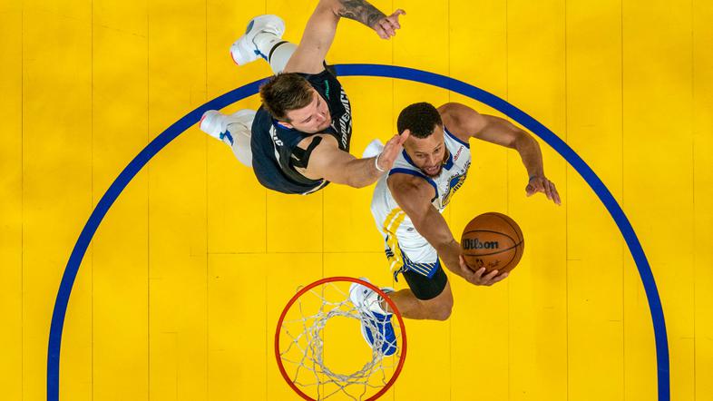 Dončić in Curry pod obročem