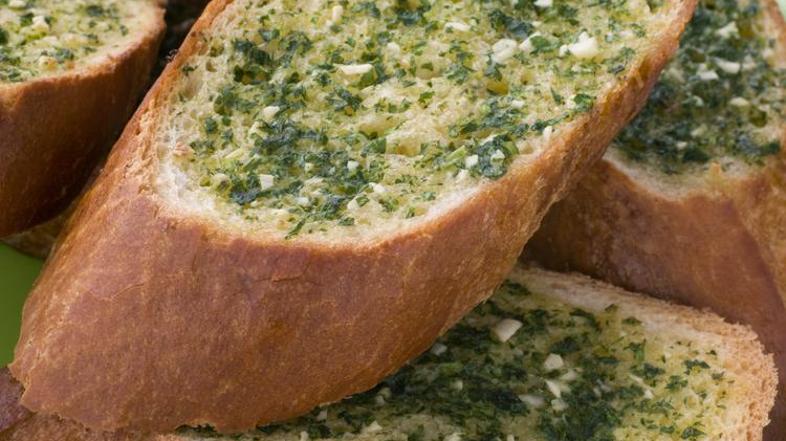 Česnovi kruhki bodo odišavili kuhinjo.