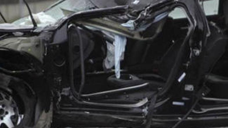 Haiderjev avtomobil je bil zaradi velike hitrosti in betonskih ovir po nesreči p