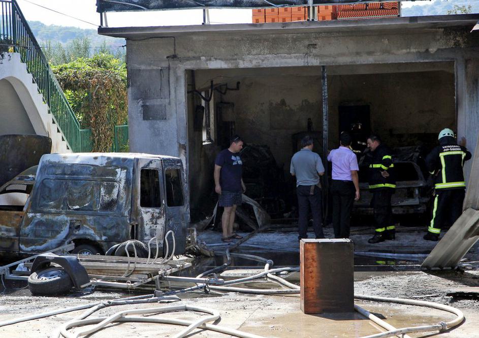 Požar avtomehanične delavnice na Murterju.