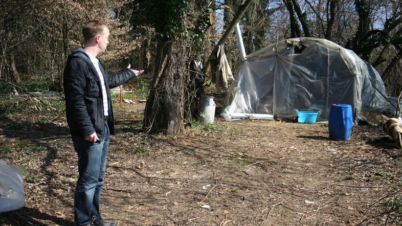 Hočevarjevo bivališče si je ogledal tudi trebanjski občinski inšpektor Vinko Rib