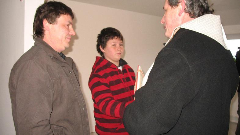 Miran in Denis Čajko z radeškim župnikom Slavkom Kalanom, ki je blagoslovil pren